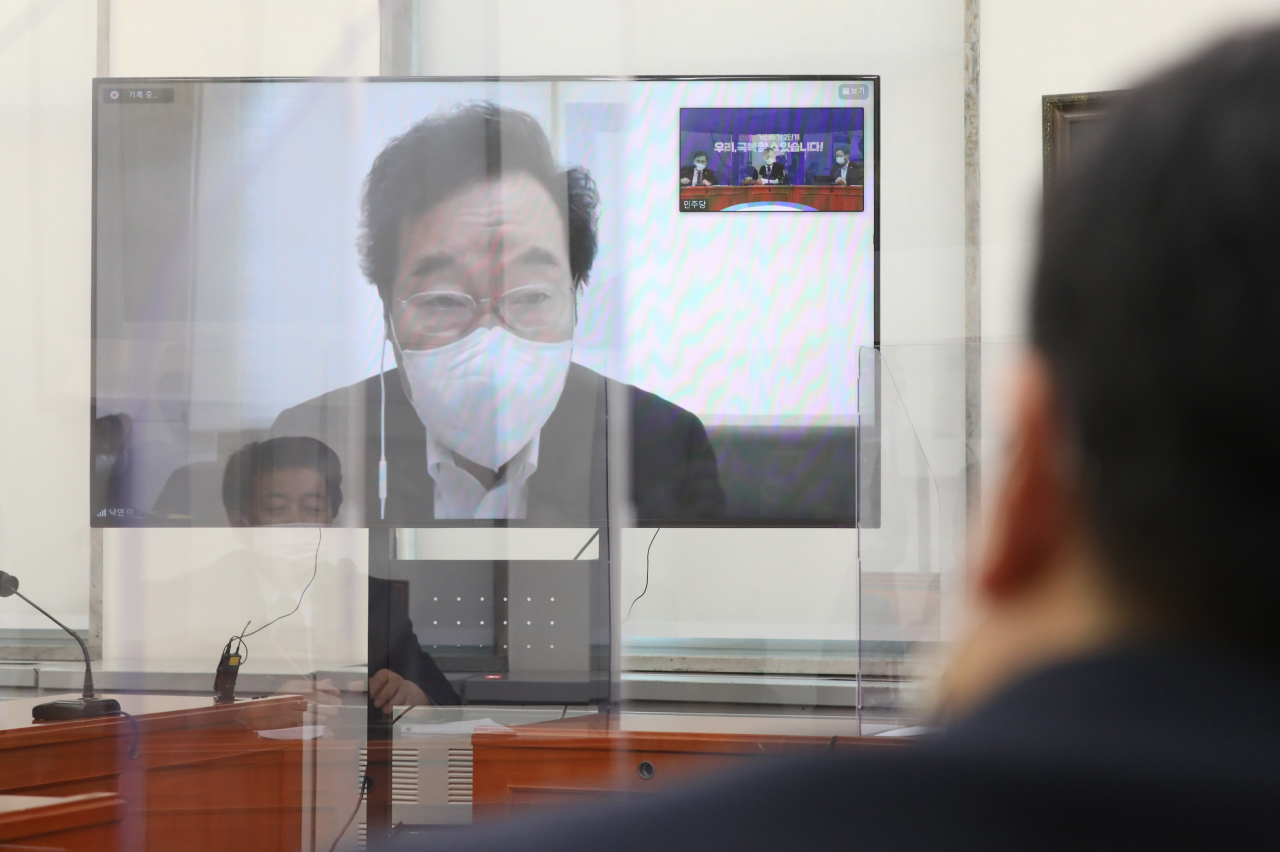이낙연 더불어민주당 대표가 30일 오전 서울 여의도 국회에서 열린 최고위원회의에 화상으로 참석해 발언하고 있다. [연합]