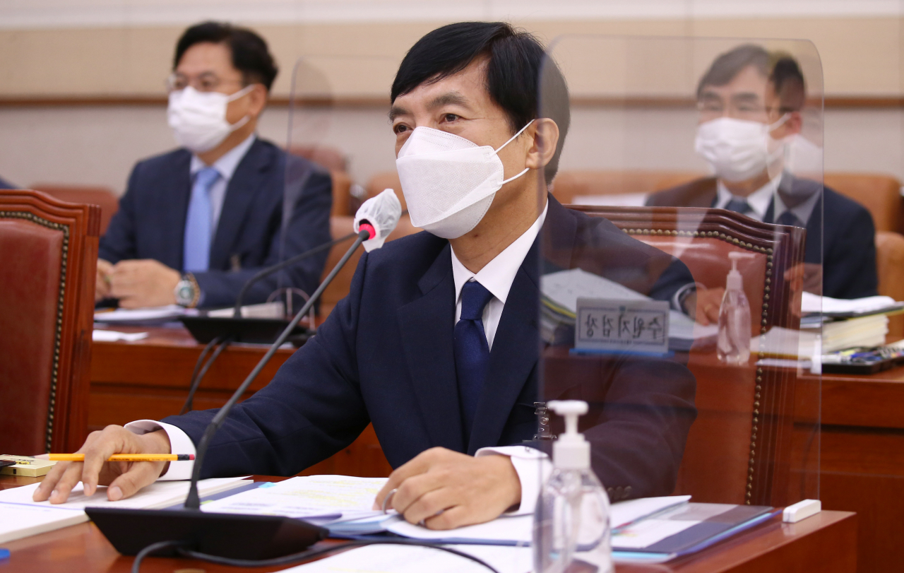이성윤 서울중앙지검장이 지난 10월 19일 서울 여의도 국회 법제사법위원회에서 열린 서울고검·수원고검 산하 검찰청들에 대한 국정감사에 출석해 의원들의 질의에 답하고 있다. [연합]