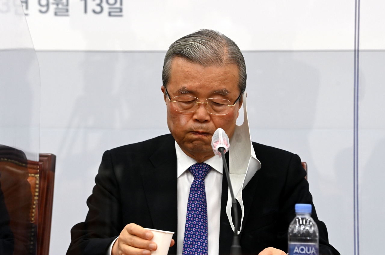 김종인 국민의힘 비상대책위원장이 3일 국회에서 열린 비상대책위원회의에서 발언을 마치고 물을 마시고 있다. [이상섭 기자/babtong@heraldcorp.com]