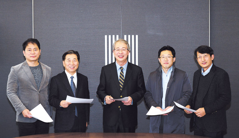 ‘2020 헤럴드 일자리 대상’ 심사가 지난 1일 오후 서울 용산구 헤럴드스퀘어에서 진행됐다. 심사위원장을 맡은 임종룡(가운데) 전 금융위원장(현 법무법인 율촌 고문)을 비롯해 홍종희 중소기업중앙회 청년희망일자리국장(왼쪽부터), 박종갑 대한상공회의소 전무, 이승용 한국경영자총협회 고용정책팀장, 감형곤 헤럴드경제 편집국장이 심사에 앞서 포즈를 취하고 있다. 박해묵 기자