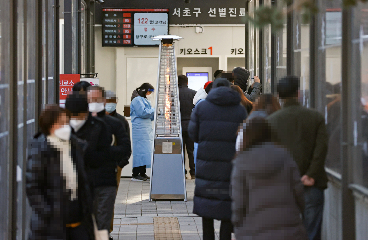 국내 신종코로나 바이러스(코로나19) 감염증 신규 확진자가 540명을 기록한 3일 오전 서울 서초보건소 선별진료소를 찾은 시민들이 검사를 위해 대기하고 있다. 연합뉴스