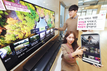 LG유플러스가 자사 인터넷(IP)TV ‘U+tv’ 서비스를 전면 개편한다고 3일 밝혔다. 사진은 LG유플러스 모델들이 TV로 보던 콘텐츠를 모바일로 이어보고, 예능 프로그램의 에피소드·배경음악을 검색하고 있는 모습. (IPTV 화면, JTBC STUDIO 제공) [LG유플러스 제공]
