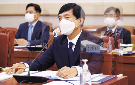 이성윤 서울중앙지검장이 최근 검사들의 집단 반발에 이어 최측근 김욱준 중앙지검 1차장까지 사의를 표명하며 진퇴양난에 빠졌다. 사진은 지난달 국회 법사위에서 의원들의 질문에 답하는 모습. [연합]