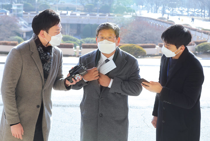 이용구 신임 법무부 차관이 3일 정부과천청사로 출근하며 취재진 질문에 답하고 있다. 이 차관은 “모든 개혁에는 큰 고통이 따른다”며 “법무부장관을 모시고, 이 고비를 슬기롭게 극복해 개혁 과제를 완수하겠다”고 했다. [연합]