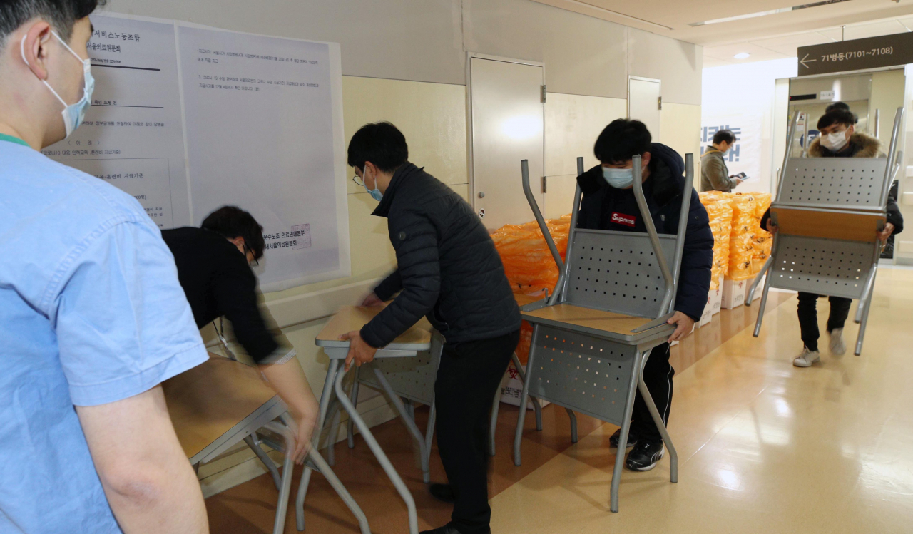 2021학년도 대학수학능력시험을 하루 앞둔 2일 오전 서울 중랑구 서울의료원에서 병원 관계자들이 신종 코로나바이러스 감염증(코로나19) 확진 수험생 전용 고사장으로 책걸상을 옮기고 있다. 연합뉴스