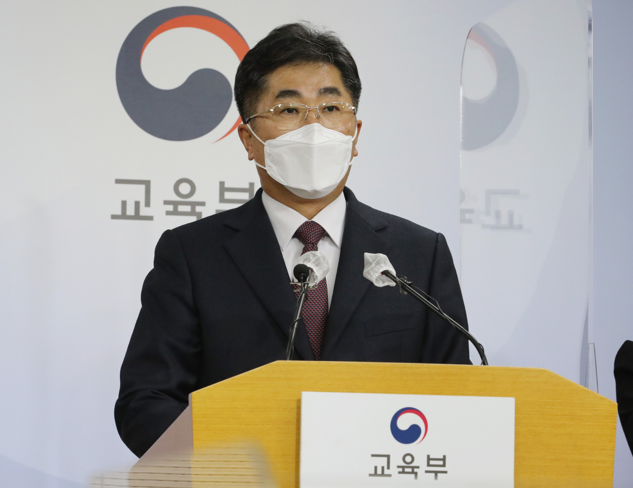 2021학년도 대학수학능력시험이 치러지고 있는 3일 오전 세종시 정부세종청사 교육부에서 성기선 한국교육과정평가원장이 출제 방향 등에 대한 설명에 앞서 발언하고 있다. [연합]