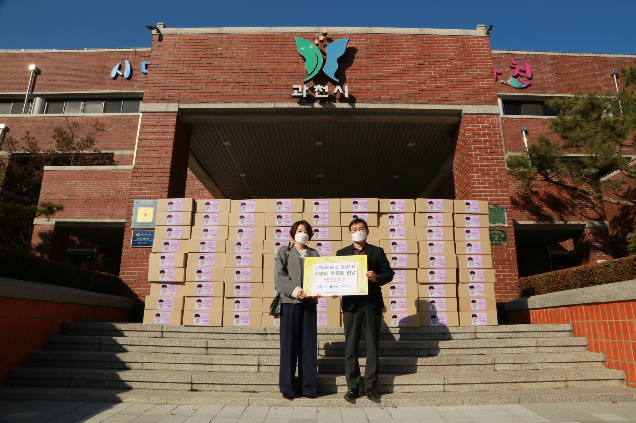 방탄소년단 팬클럽 ‘아미’는 과천시에 700만원 상당 여성용품을 기부했다. [과천시 제공]