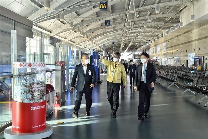 변성완 부산시장 권한대행이 김해공항 국제선청사를 방문해 방역 대응 상황을 점검하고 있다. [부산시 제공]