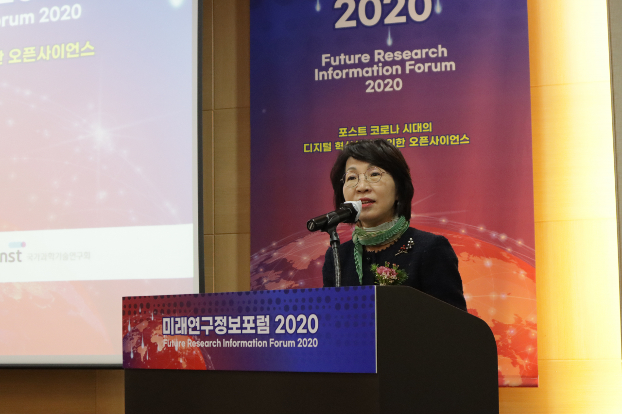 최희윤 KISTI 원장이 3일 열린 2020 미래연구정보포럼 개회사를 하고 있다.[KISTI 제공]