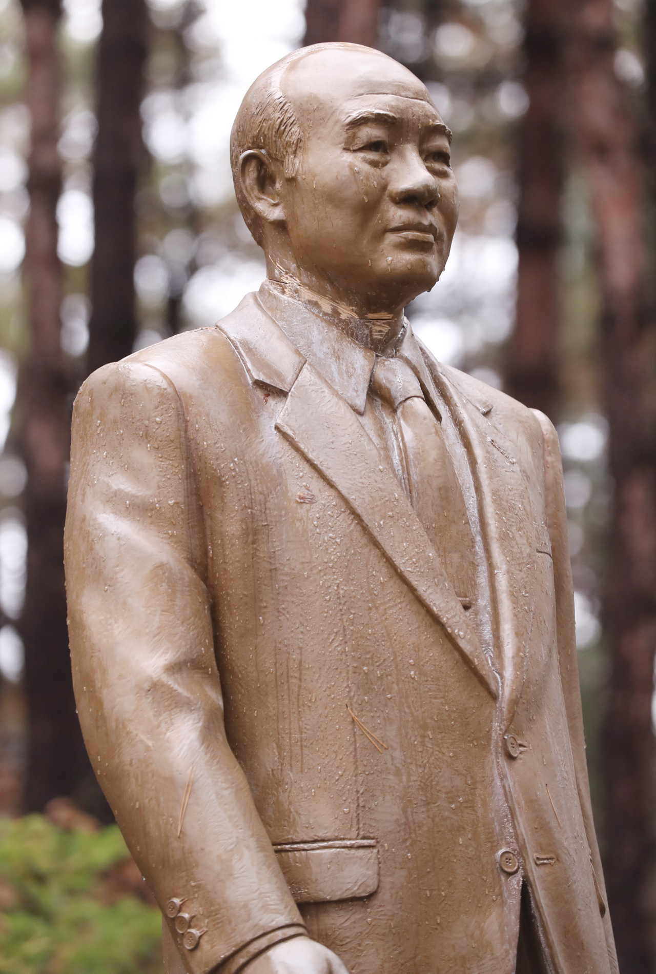 지난달 19일 오후 청주시 상당구 문의면 옛 대통령 별장인 청남대 안에 세워져 있는 전두환 동상을 50대 남성이 줄톱으로 훼손하는 사건이 발생했다. [연합]