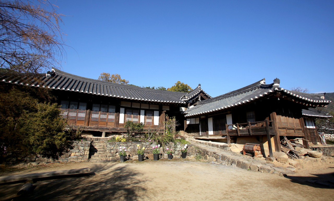 구례 운조루(민속문화재 8호)는 지리산 자락 최고 명당에 지어졌다. 대구에서 태어난 선비 유이주가 명당임을 알아보고 7년간 정성스럽게 지은 고택이다.