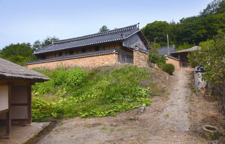 민속문화재 제167호 무안 유교리 고택 대문채에서 안채로 올라가는 길.