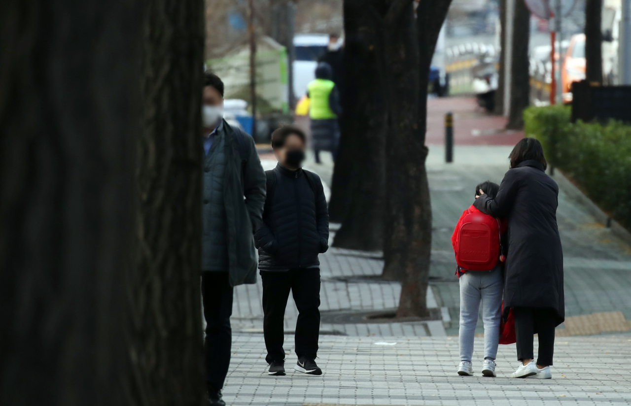 수도권 사회적 거리 두기가 2단계로 격상된 지난 달 24일 오전 서울의 한 초등학교에서 어린이들이 등교하고 있다. [연합]
