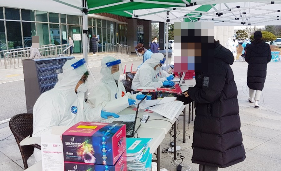 3일 충남 당진시 정미면 신성대학교에 설치된 선별진료소에서 한 학생이 신종 코로나바이러스 감염증(코로나19) 검사를 받기 위해 명단을 확인하고 있다. 이날 신성대에서는 재학생 2명이 코로나19 확진 판정을 받았다. 연합뉴스