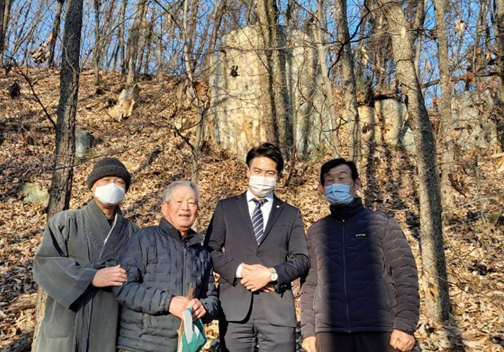 더불어민주당 오영환 의원(왼쪽 세 번째)과 혜문 문화재제차리찾기 대표(왼쪽)가 3일 경기 의정부시 녹양동 산기슭에서 청동기 유적으로 추정되는 새로운 '선돌'을 찾은 뒤 마을주민들과 기념 촬영을 하고 있다. [연합]