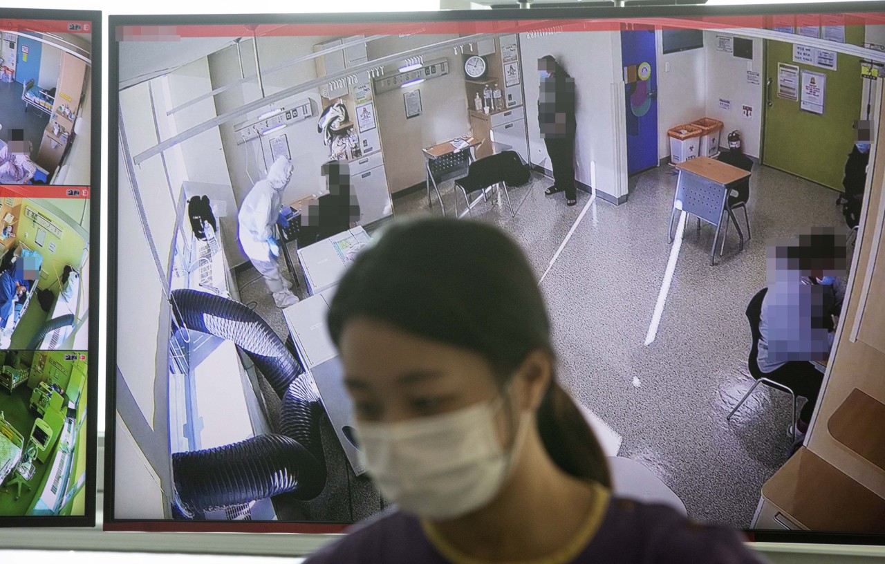 COVID-19 confirmed students take Suneung at hospital (Yonhap)