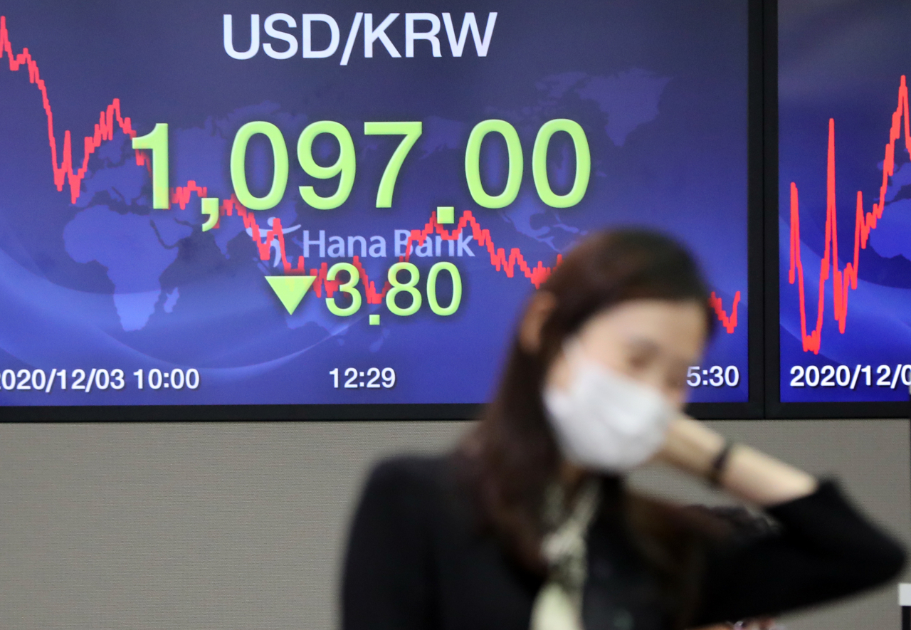 3일 서울 명동 하나은행에서 직원들이 업무를 보고 있다. 이날 원/달러 환율은 전날보다 3.8원 떨어진 1097원으로 거래를 마쳤다. [연합]