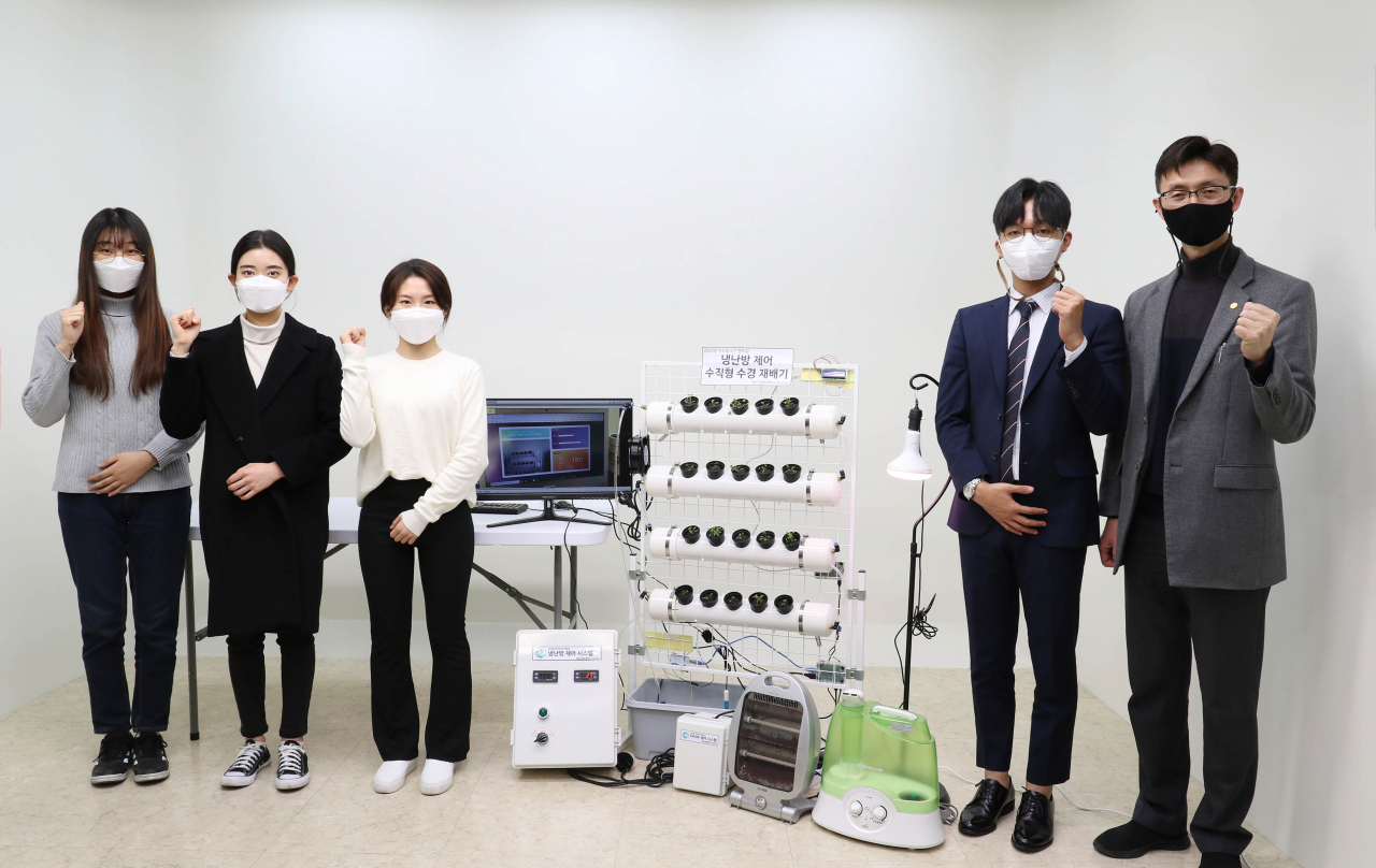 2020 이브와 ICT멘토링 대회 은상 수상팀인 영진전문대 컴퓨터정보계열 해커즈랩팀 박수진, 사공인, 손은실, 김태영 학생과 고정호 지도교수(왼쪽부터)가 수상 작품을 배경으로 포즈를 취하고 있다.[영진전문대 제공]
