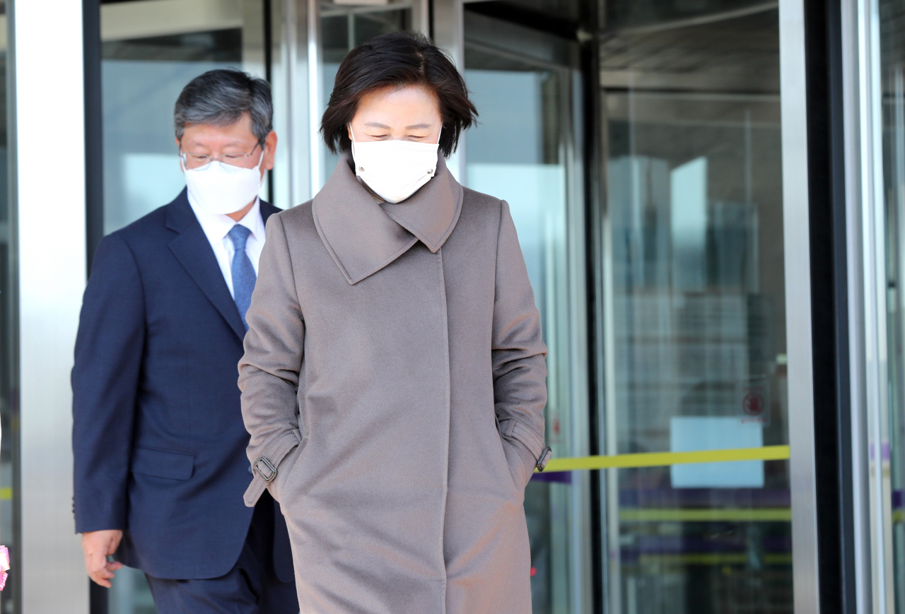 추미애 법무부 장관과 이용구 신임 법무부 차관이 3일 점심때 정부과천청사 법무부 건물에서 함께 나오고 있다. [연합]