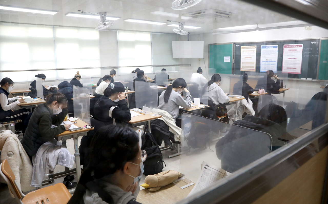 대학수학능력시험일인 3일 오전 대전시 서구 괴정동 괴정고등학교에서 수험생들이 시험을 준비하고 있다. [연합]