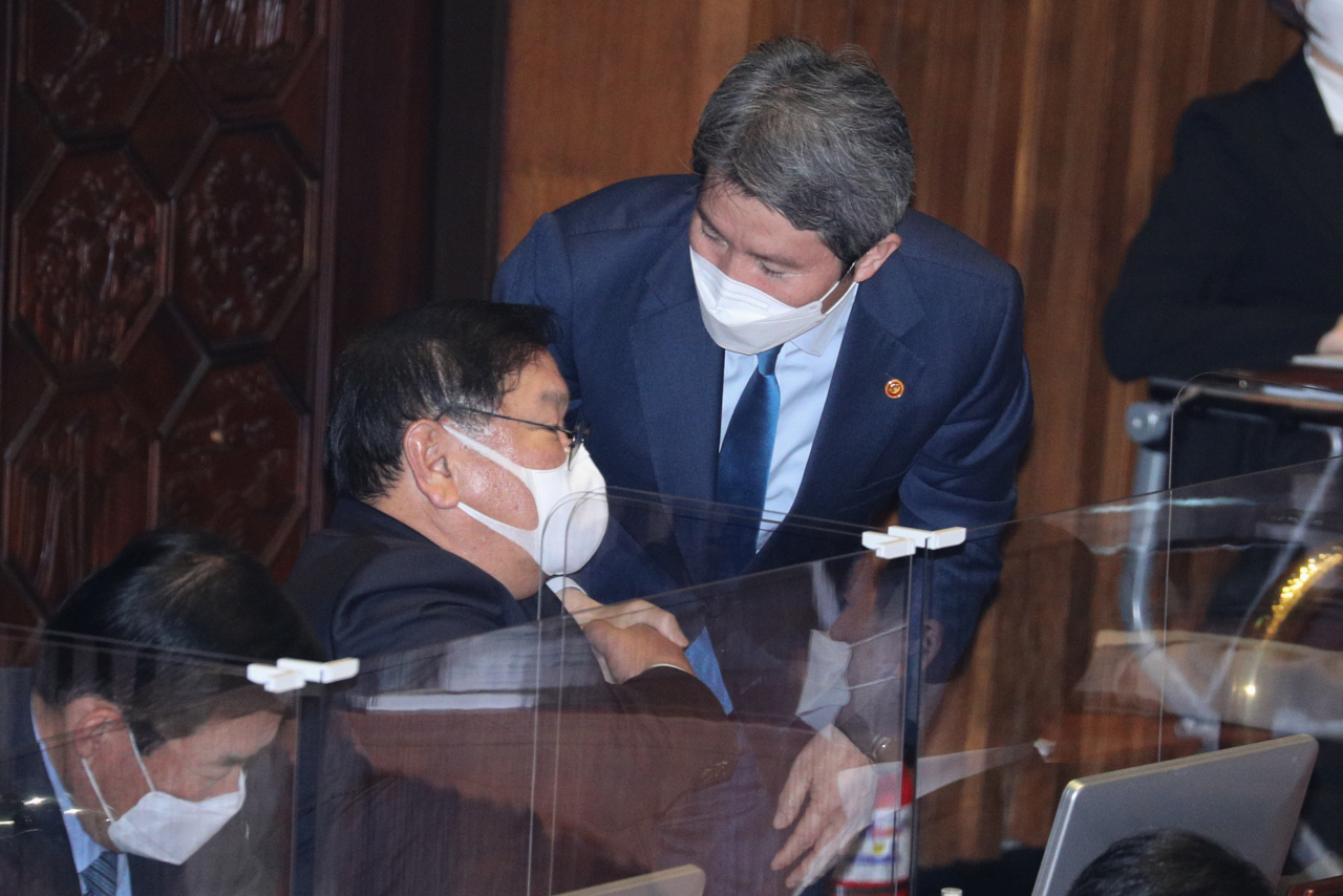 통일부는 3일 내년 예산으로 일반회계 2294억원, 남북협력기금 1조2456억원 등 총 1조4749억원을 최종 편성됐다고 밝혔다. 전날 국회 본회의에 참석한 이인영 통일부 장관이 김태년 더불어민주당 원내대표와 대화를 나누고 있다. [연합]