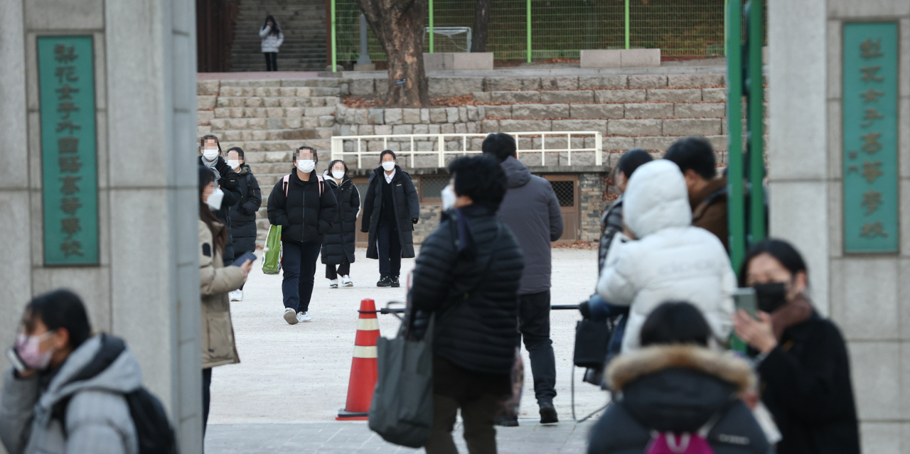 2021학년도 대학수학능력시험일인 3일 오후 서울 중구 이화여자외국어고등학교에서 한 수험생이 시험을 마친 뒤 고사장을 나서고 있다. [사진=연합뉴스]
