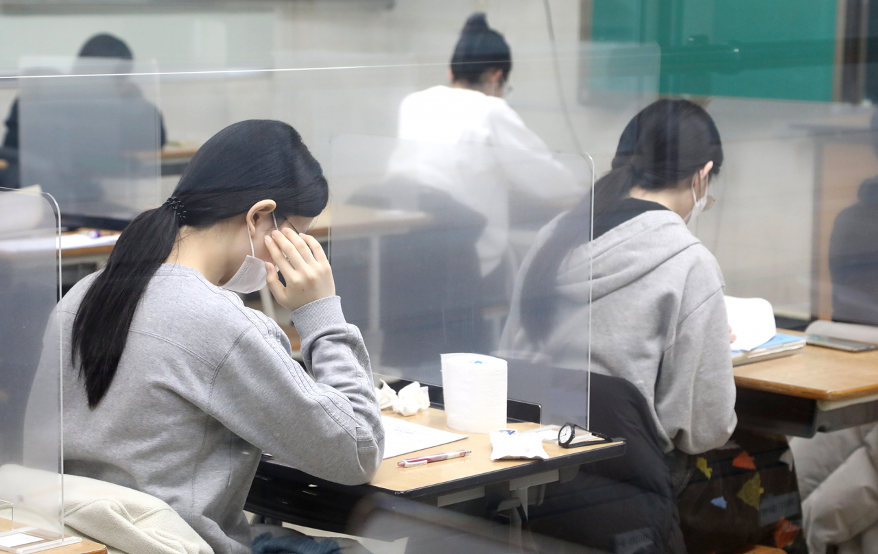 대학수학능력시험일인 지난 3일 오전 대전시 서구 괴정동 괴정고등학교에서 수험생들이 시험을 준비하고 있다. [연합]