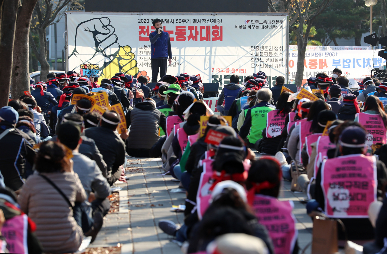 대전시 서구 둔산동 강제징용노동자상 앞에서 열린 '전태일 50주기 열사 정신 계승 전국 노동자대회'에 민주노총 대전지역본부 관계자들이 참석하고 있다. 기사 내용과는 무관 [연합]