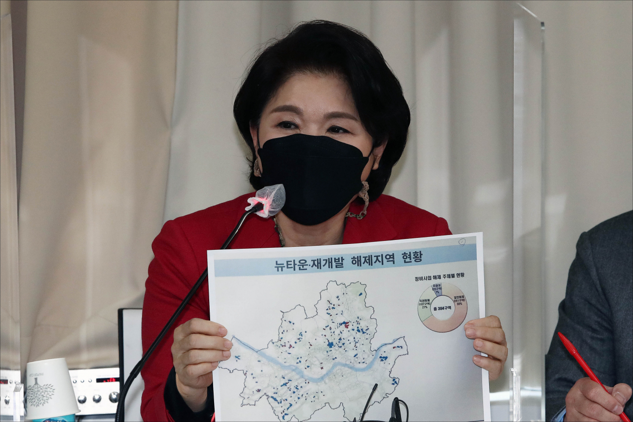 조은희 서초구청장이 3일 서울 마포구 마포현대빌딩에서 열린 '더 좋은 세상으로(마포포럼)' 정례 세미나에서 서울시장 보궐선거 출마를 공식 선언하며 정책공약을 발표하고 있다. [사진=연합뉴스]