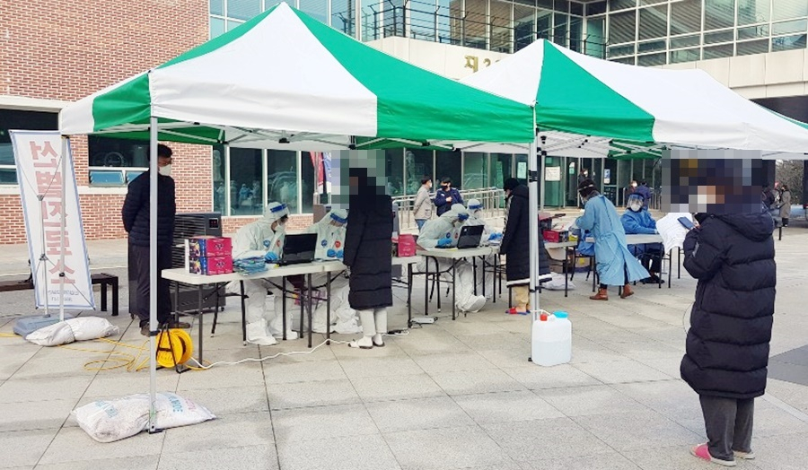 3일 충남 당진시 정미면 신성대학교에 설치된 선별진료소에서 학생들이 신종 코로나바이러스 감염증(코로나19) 검사를 기다리고 있다. [사진=연합뉴스]