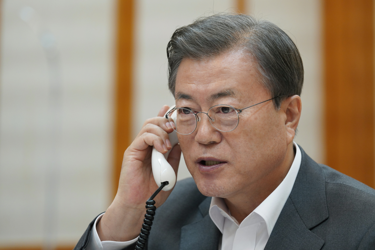 문재인 대통령이 3일 청와대 관저 회의실에서 에마뉘엘 마크롱 프랑스 대통령과 통화하고 있다. 연합뉴스