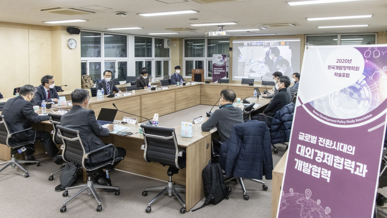 [사진=수출입은행과 한국개발정책학회가 3일 오후 온라인 생중계를 통해 서울대학교에서 '글로벌 전환시대의 대외경제협력과 개발협력 콘퍼런스'를 공동 개최했다. 사진 왼쪽줄 가운데가 김태수 수은 경협총괄본부장.]