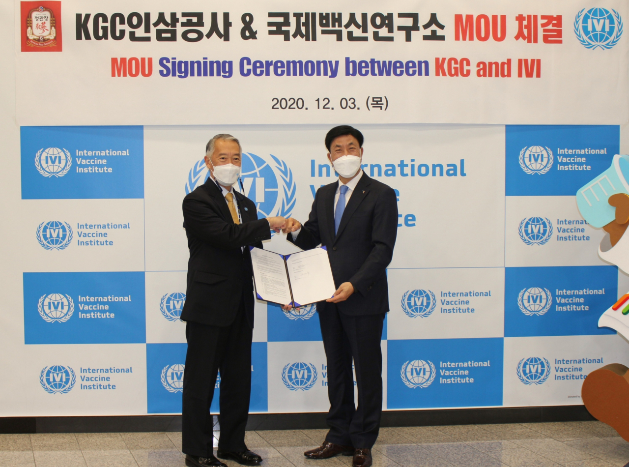 제롬 김 국제백신연구소 사무총장(왼쪽)과 김재수 KGC인삼공사 사장이 양해각서를 교환한 후 기념촬영을 하고 있다. [제공=KGC인삼공사]