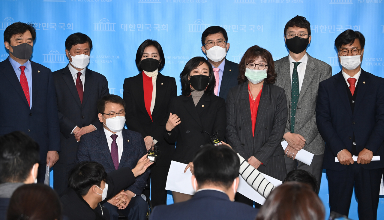 황보승희·이종성·윤창현 등 국민의힘 초선의원들이 1일 오전 국회 소통관에서 청와대 출입저지와 관련해 성명서를 발표한 뒤 취재진의 질문에 답하고 있다. [이상섭 기자/babtong@heraldcorp.com]