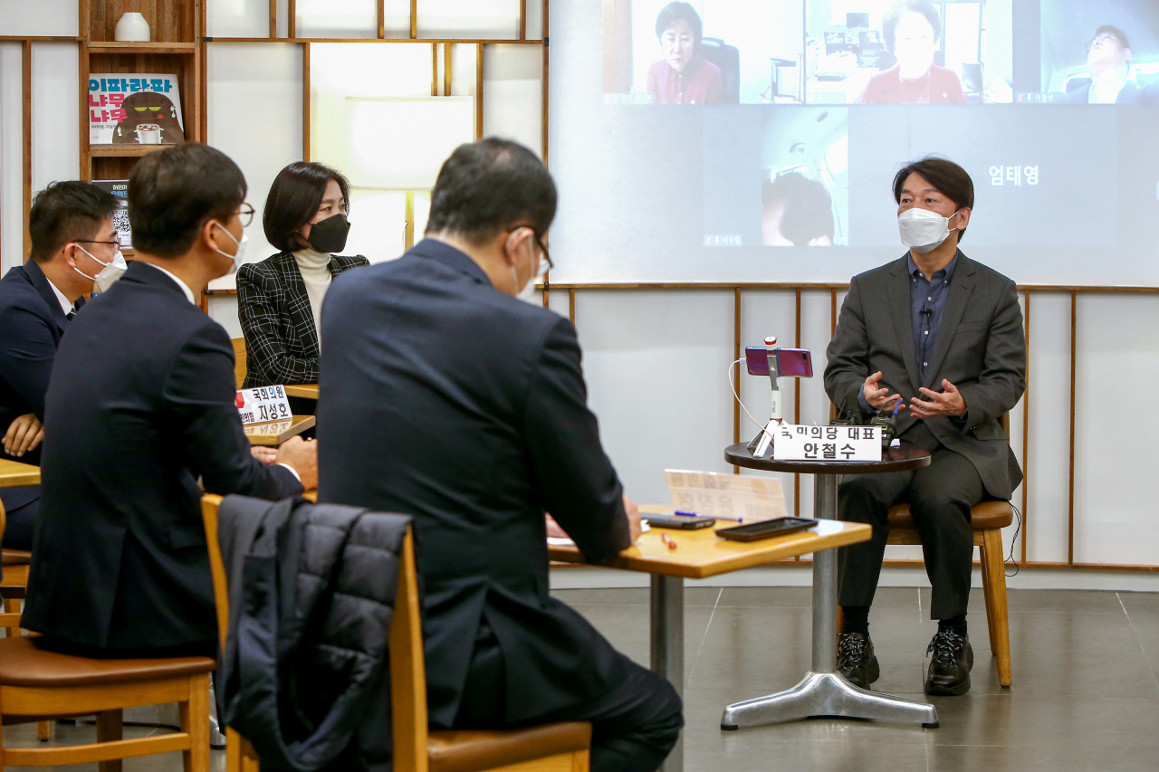 안철수 국민의당 대표가 2일 서울 여의도 정치문화플랫폼 하우스(How's)에서 국민의힘 초선의원 모임 ‘명불허전 보수다’의 온라인 초청 강연을 하고 있다. [이상섭 기자/babtong@heraldcorp.com]