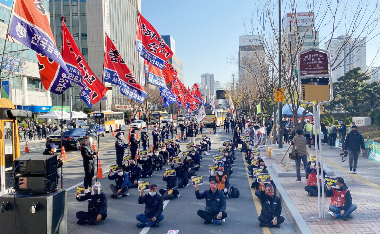 민주노총 울산본부가 25일 울산시청 앞에서 '노동법 개악 저지, 전태일 3법 쟁취' 총파업 총력투쟁 울산결의대회를 열고 있다. 연합뉴스