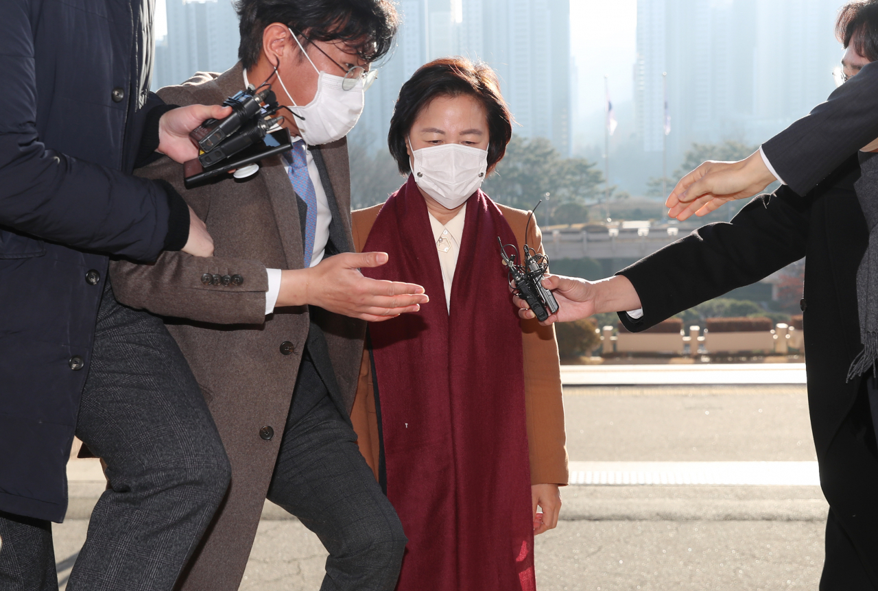 추미애 법무부 장관이 4일 오전 경기도 정부과천청사 법무부로 들어서고 있다. [연합]