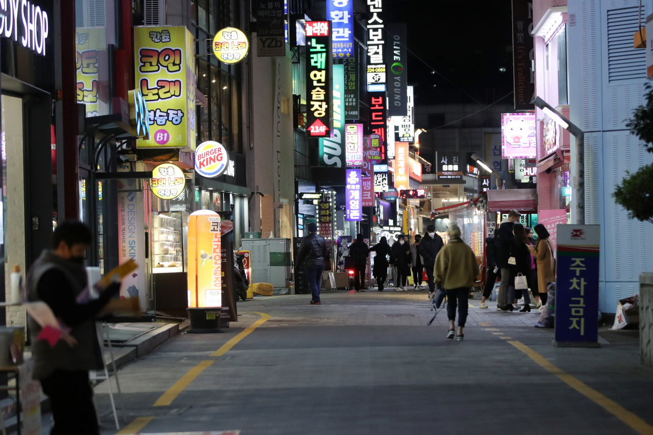대학수학능력시험이 치러진 3일 오후 예년같으면 수험생들로 북적였던 광주 동구 충장로가 신종 코로나바이러스 감염증(코로나19) 여파로 한산한 모습을 보이고 있다. 연합뉴스