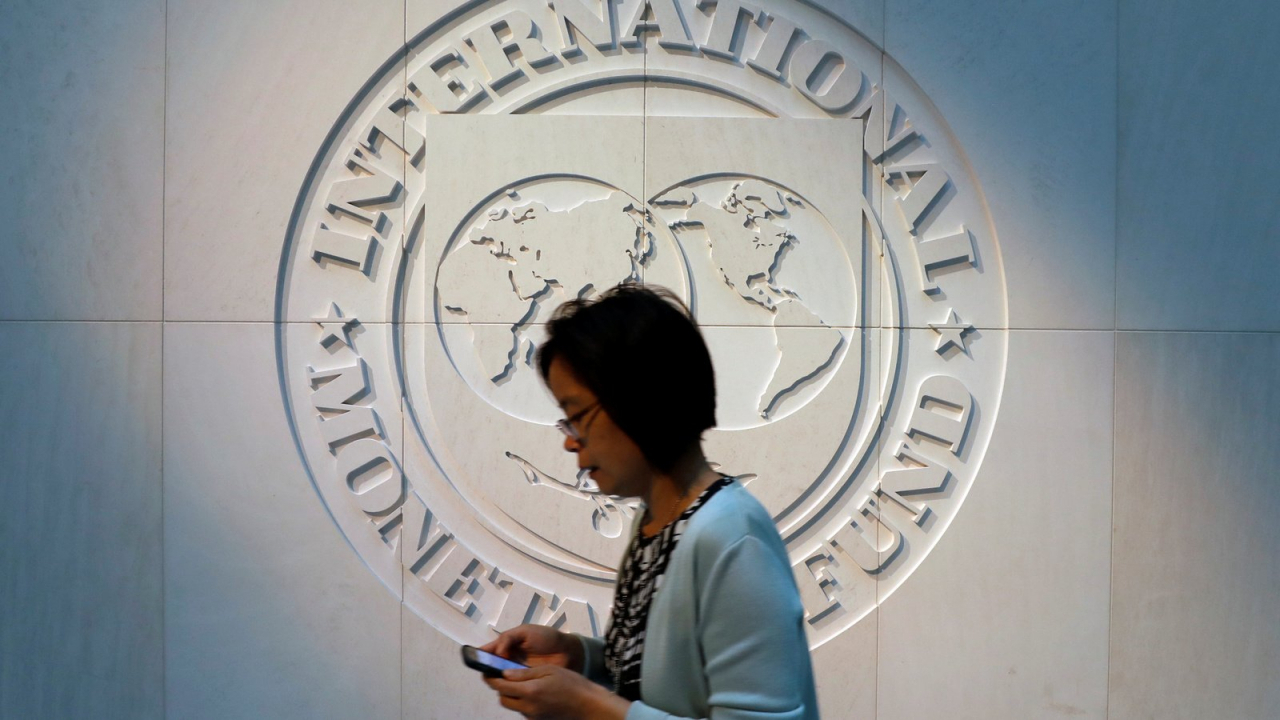 미국 워싱턴D.C.에 위치한 국제통화기금(IMF) 본부 로고 앞을 행인이 지나가고 있다. [로이터]