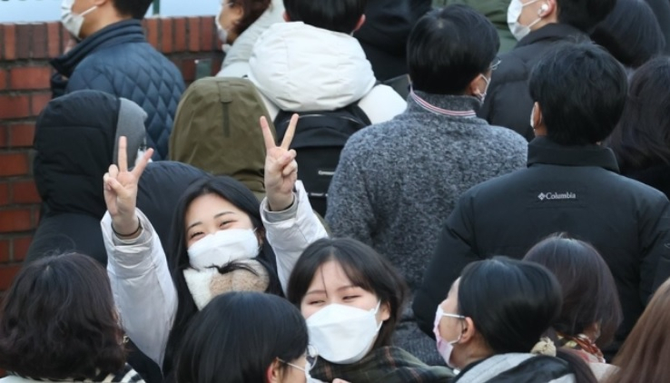 2021학년도 대학수학능력시험일인 지난 3일 오후 서울 중구 이화여자외국어고등학교에서 한 수험생이 시험을 마친 뒤 고사장을 나서던 중 취재진을 향해 브이 포즈를 하고 있다.[연합]