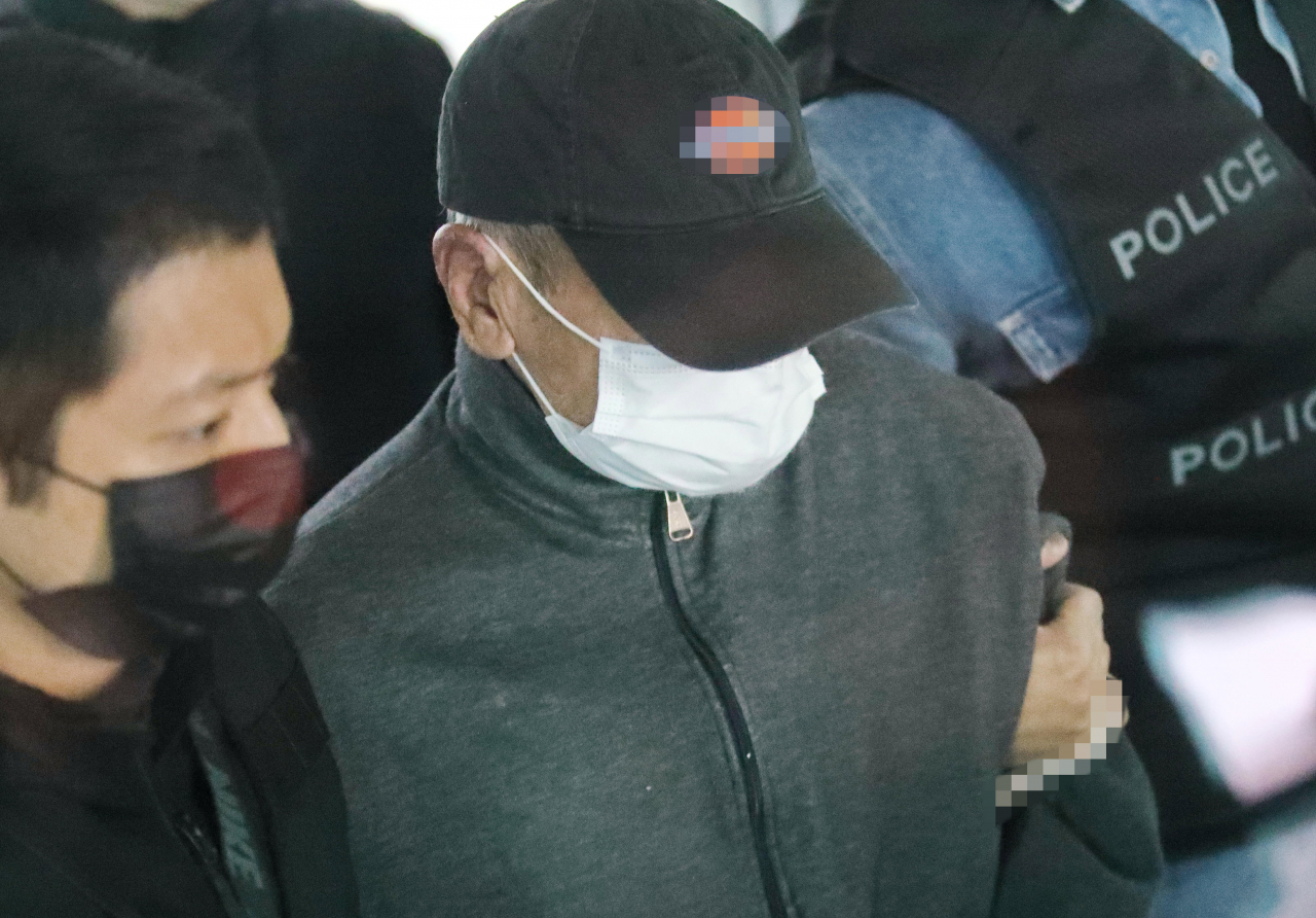 마포 공덕동의 모텔 건물에 불을 지른 혐의로 체포된 조모(69) 씨가 지난달 27일 오전 서울 마포구 서부지법에서 열린 영장실질심사를 마치고 호송차로 향하고 있다. [연합]