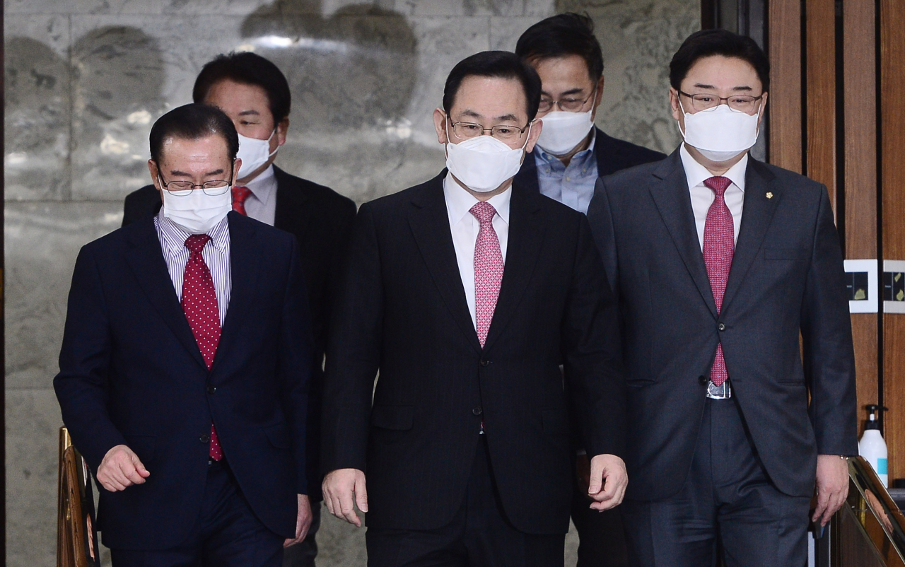 주호영 국민의힘 원내대표, 이종배 정책위의장, 김성원 원내수석부대표 등이 4일 국회에서 열린 원내대책회의에 입장하고 있다. [이상섭 기자/babtong@heraldcorp.com]