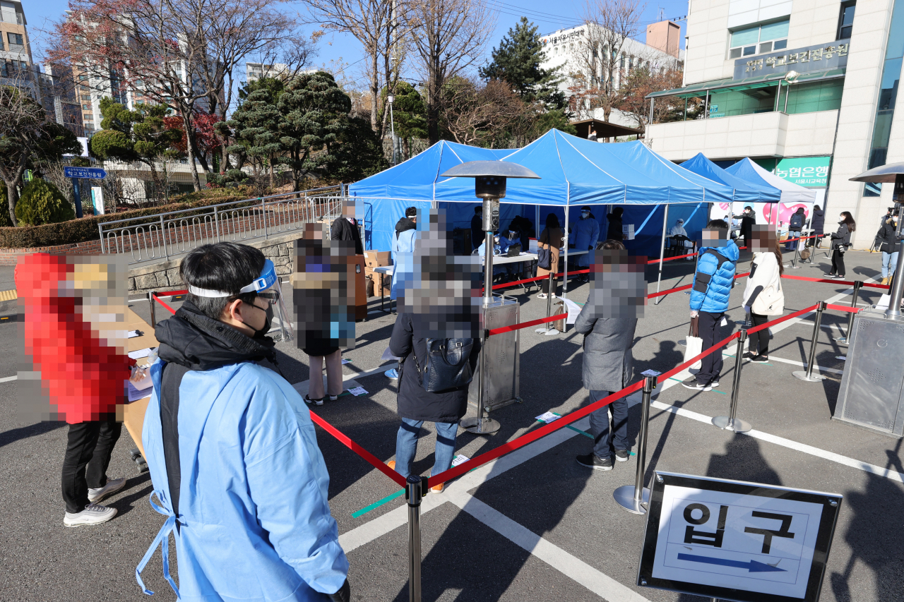 지난 3일 실시된 2021학년도 대학수학능력시험에서 감독을 했던 교사들이 4일 오전 서울시교육청 주차장에서 코로나 검사를 받기 위해 줄지어 서 있다. 연합뉴스