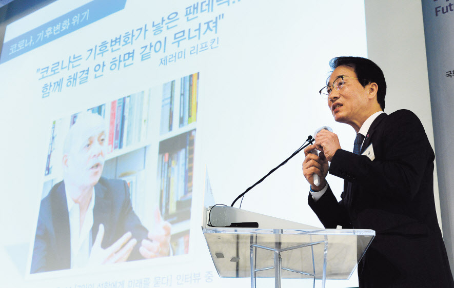 이원욱 국회 과학기술정보방송통신위원장이 4일 오전 소공로 더플라자호텔에서 열린 ‘미래리더스포럼’에서 열띤 강연을 펼치고 있다. 박해묵 기자