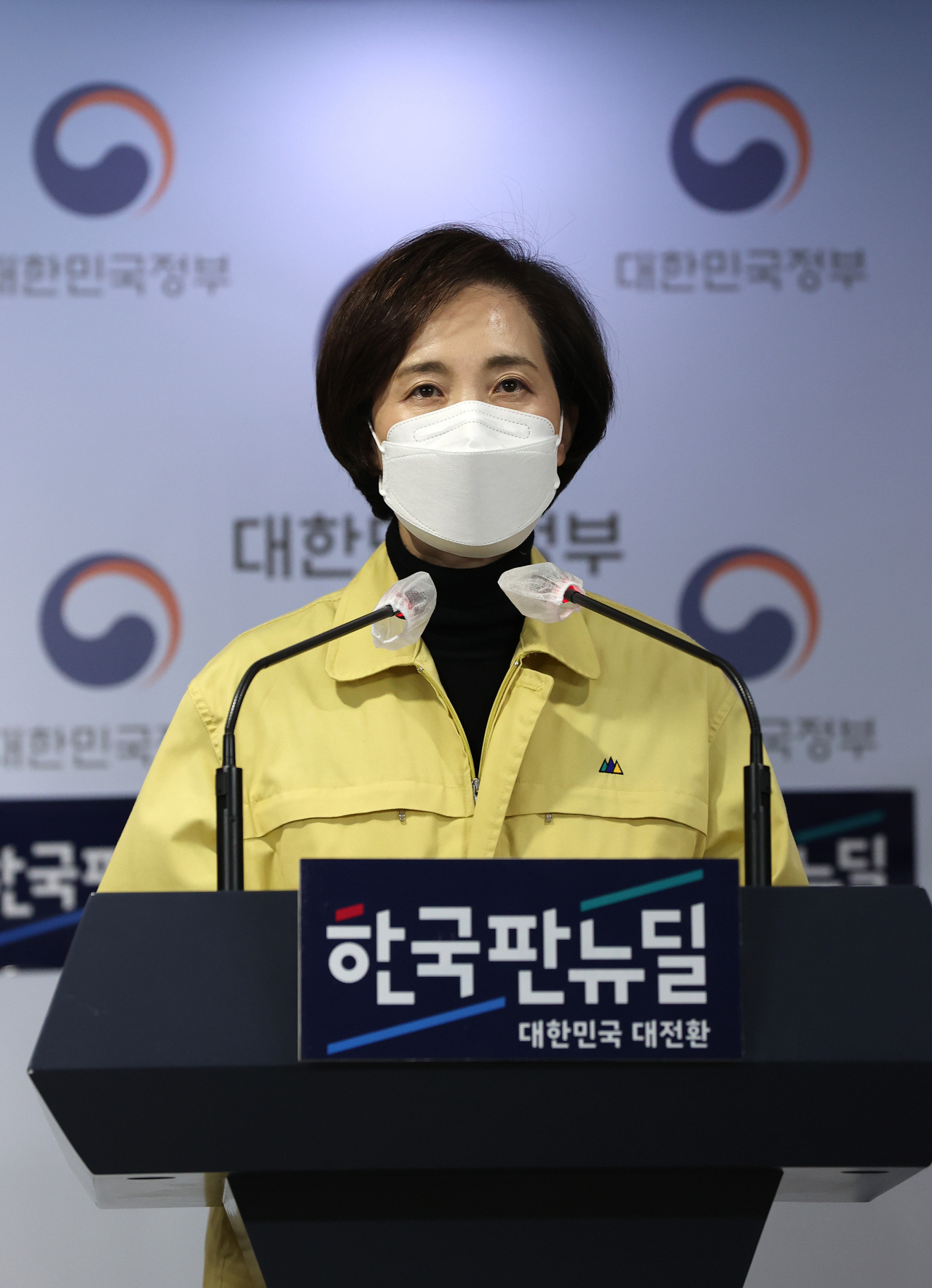 유은혜 사회부총리 겸 교육부 장관이 2021 대학수학능력시험 다음날인 4일 오전 정부서울청사에서 수능 이후 대학별 평가 관련 브리핑을 하고 있다. [연합]