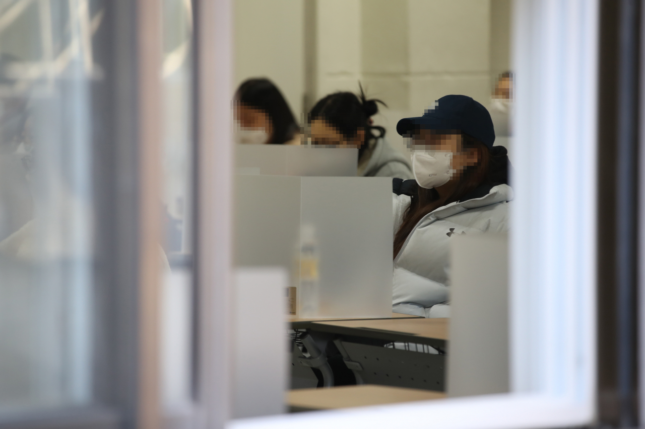 4일 오전 서울 숭실대학교에서 수험생들이 논술고사 시작을 기다리고 있다. [연합]