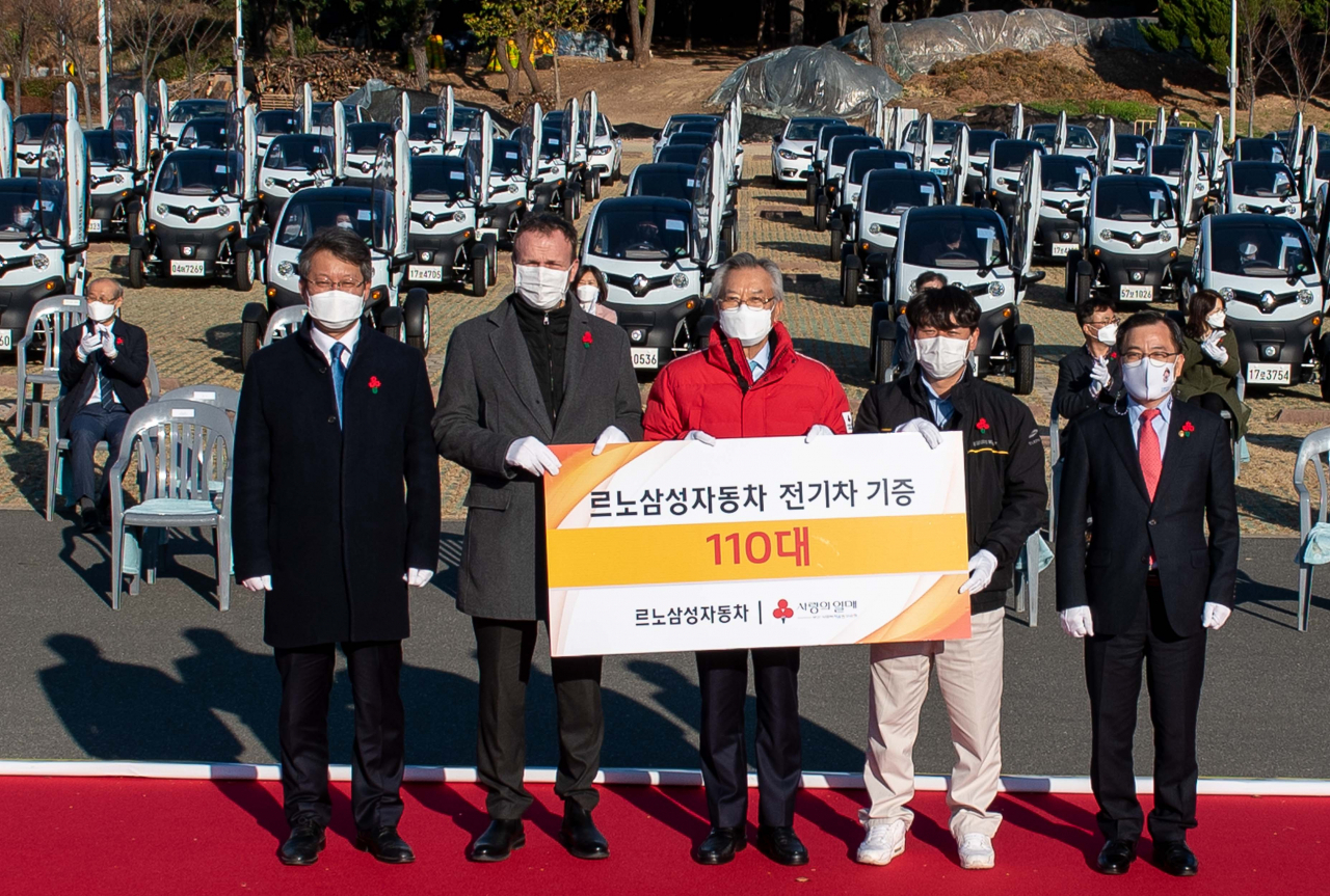 르노삼성차, 환경부, 부산시가 힘을모아 마련한 국내 최대 규모 친환경차 기증식 모습. [르노삼성차 제공]