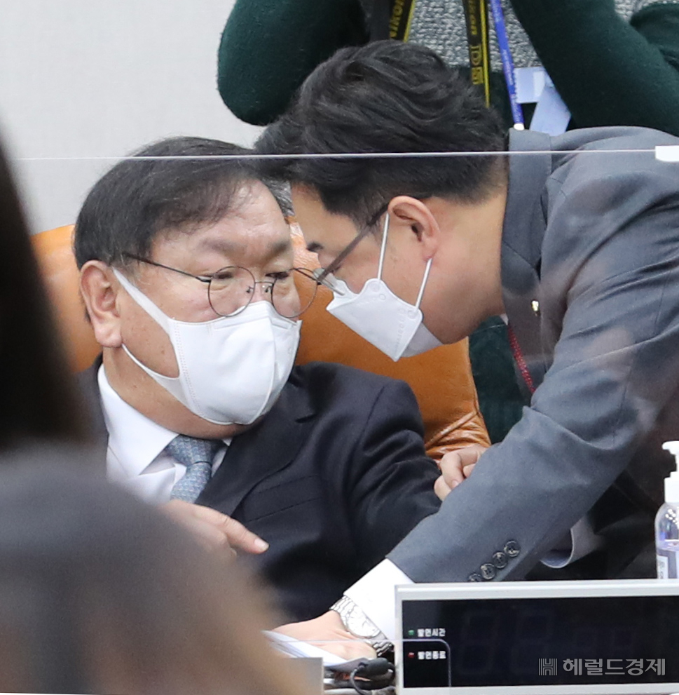 [헤럴드경제=이상섭 기자] 김태년 더불어민주당 원내대표(왼쪽)가 4일 국회 운영위원회에서 국회법 일부개정법률안을 통과시킨 뒤 김성원 국민의힘 원내수석부대표와 귀엣말을 하고 있다. babtong@heraldcorp.com