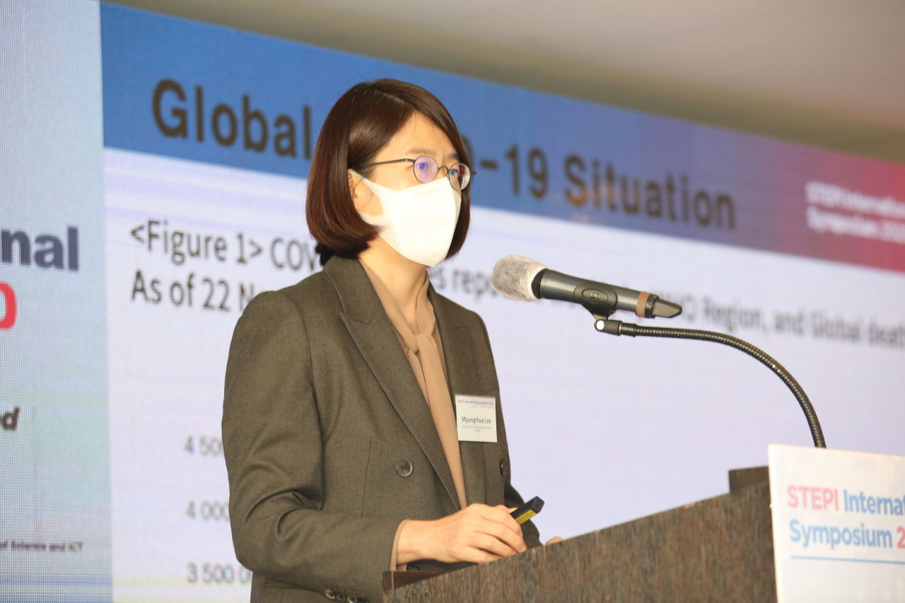 이명화 STEPI 국가연구개발분석단장이 ‘한국의 COVID-19 대응전략 및 시사점’이란 주제로 발제를 하고 있다. [STEPI 제공]