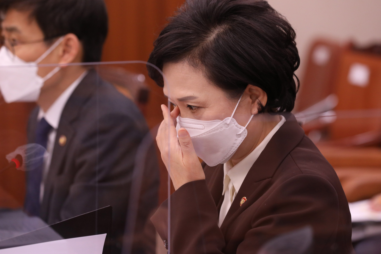 문재인 대통령이 4일 중폭 개각을 단행한 가운데 애초 유임될 것으로 알려졌던 김현미 국토교통부 장관이 교체돼 주목된다. 전날 국회 국토교통위원회 전체회의에 출석한 김 장관. [연합]